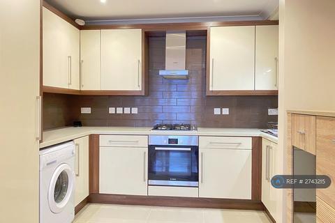 2 bedroom flat to rent, Stoke Gardens, Slough, SL1