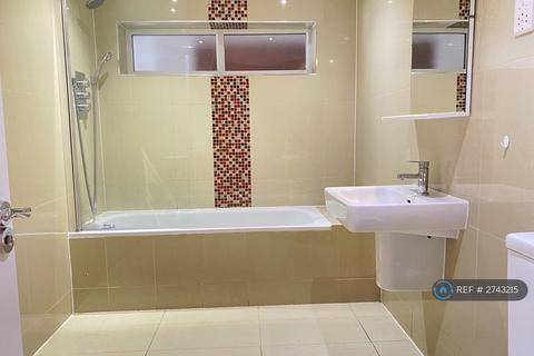 2 bedroom flat to rent, Stoke Gardens, Slough, SL1