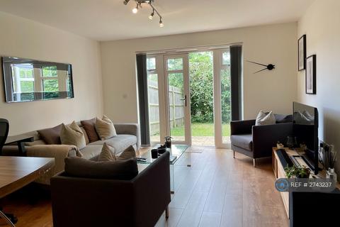 2 bedroom flat to rent, St. Pauls Mews, Crawley, RH10