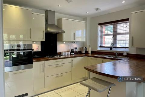 2 bedroom flat to rent, St. Pauls Mews, Crawley, RH10