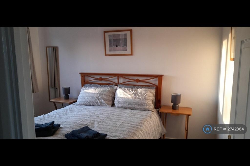 Bedroom 1 With King Size Bed