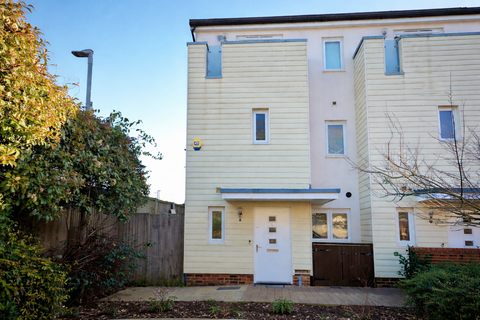 4 bedroom end of terrace house to rent, Pyle Close, Addlestone KT15