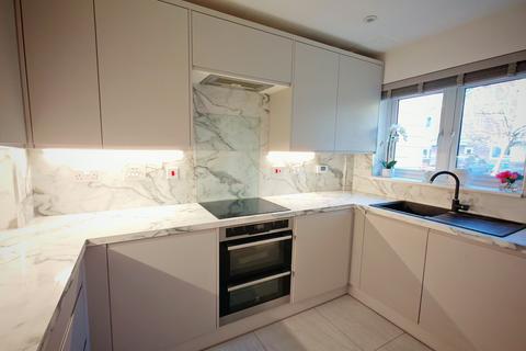 4 bedroom end of terrace house to rent, Pyle Close, Addlestone KT15