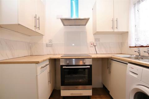2 bedroom semi-detached house to rent, Shandys Close, Horsham, West Sussex