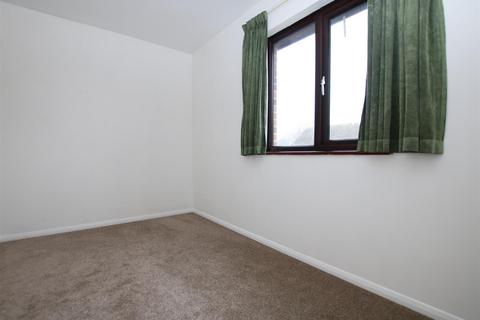 2 bedroom semi-detached house to rent, Shandys Close, Horsham, West Sussex