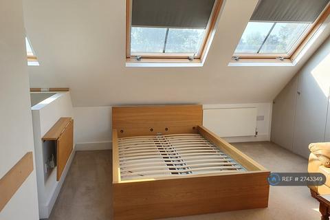 Studio to rent, Woodcote Avenue, London, NW7