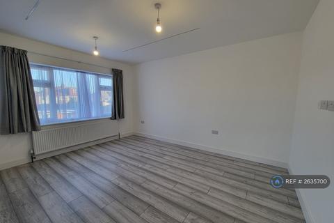 3 bedroom flat to rent, Larkfield Avenue, Harrow, HA3