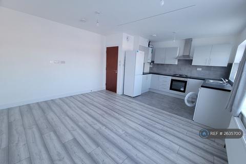3 bedroom flat to rent, Larkfield Avenue, Harrow, HA3