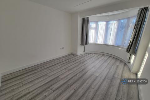 3 bedroom flat to rent, Larkfield Avenue, Harrow, HA3