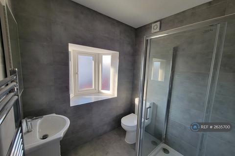 3 bedroom flat to rent, Larkfield Avenue, Harrow, HA3