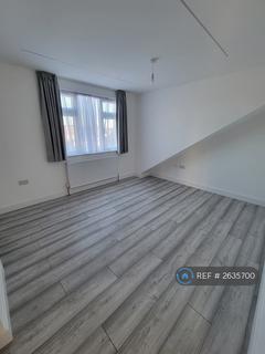 3 bedroom flat to rent, Larkfield Avenue, Harrow, HA3