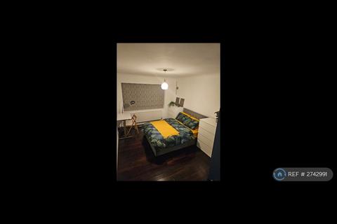 1 bedroom in a flat share to rent, Crown Point Beulah Hill, London, SE19
