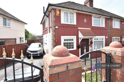 4 bedroom semi-detached house to rent, Ullswater Crescent, Leeds, LS15