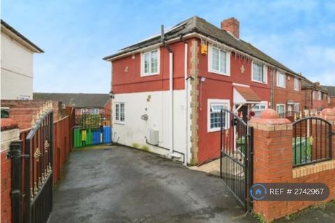 4 bedroom semi-detached house to rent, Ullswater Crescent, Leeds, LS15