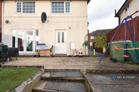 4 bedroom semi-detached house to rent, Ullswater Crescent, Leeds, LS15