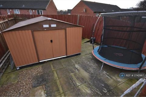 4 bedroom semi-detached house to rent, Ullswater Crescent, Leeds, LS15