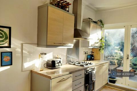 2 bedroom flat to rent, Burgoyne Road, London, N4