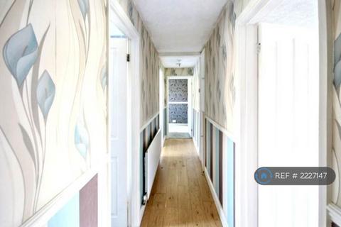 3 bedroom flat to rent, Penn Drive, Denham, Uxbridge, UB9