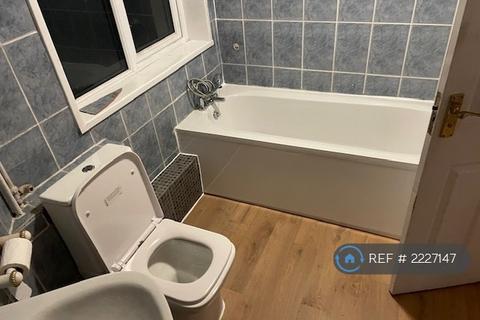 3 bedroom flat to rent, Penn Drive, Denham, Uxbridge, UB9