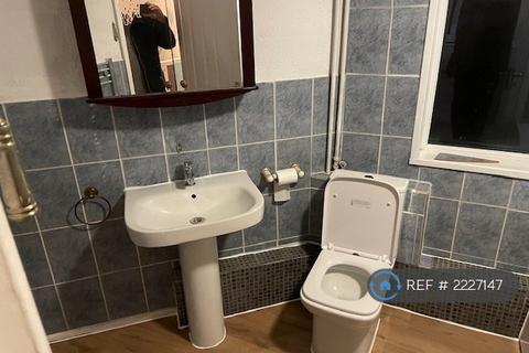 3 bedroom flat to rent, Penn Drive, Denham, Uxbridge, UB9