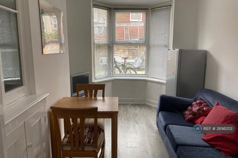 1 bedroom in a house share to rent, Mafeking Road, Portsmouth, PO4