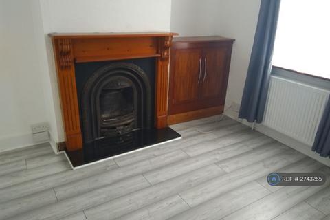 2 bedroom terraced house to rent, Wood Street, Grays, RM17