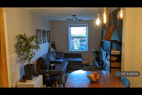 3 bedroom flat to rent, Willow Lodge, London, SW4