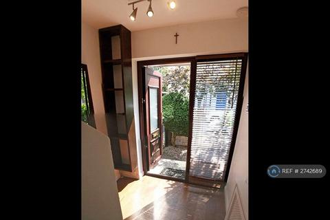 3 bedroom semi-detached house to rent, Westfield Terrace, Wakefield, WF1