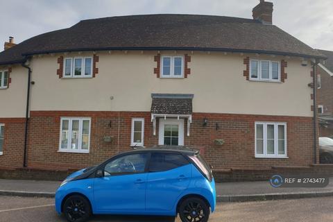 3 bedroom semi-detached house to rent, Greyhound Chase, Ashford, TN23