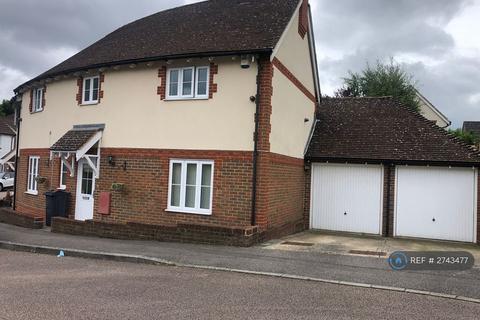 3 bedroom semi-detached house to rent, Greyhound Chase, Ashford, TN23