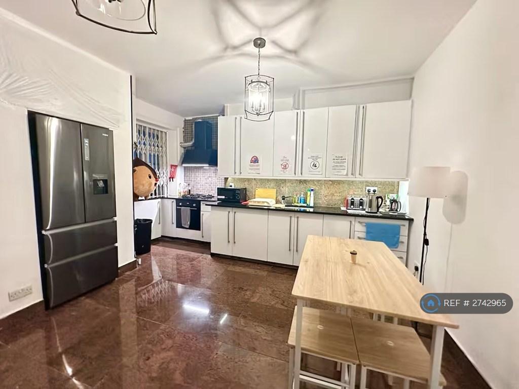 Full Kitchen (Shared)
