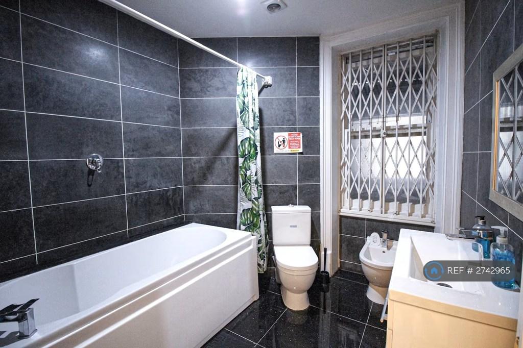 Full Bathroom (Shared)