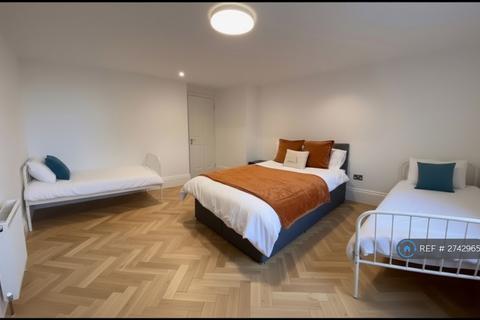 1 bedroom in a flat share to rent, Chapel Street, London, NW1