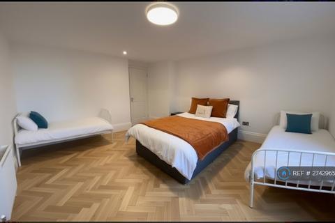 1 bedroom in a flat share to rent, Chapel Street, London, NW1