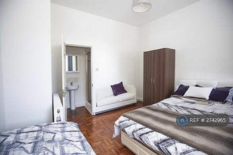 1 bedroom in a flat share to rent, Chapel Street, London, NW1