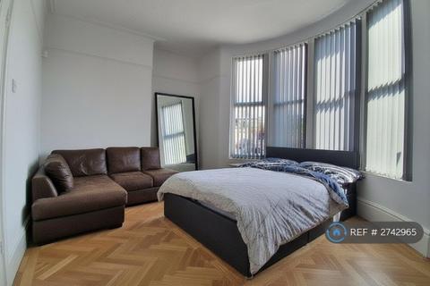 1 bedroom in a flat share to rent, Chapel Street, London, NW1