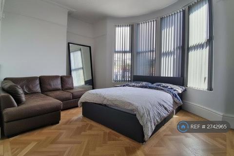 1 bedroom in a flat share to rent, Chapel Street, London, NW1
