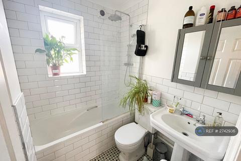 3 bedroom semi-detached house to rent, Wickham Mews, London, SE4