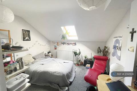 3 bedroom semi-detached house to rent, Wickham Mews, London, SE4