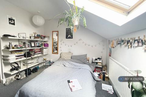 3 bedroom semi-detached house to rent, Wickham Mews, London, SE4