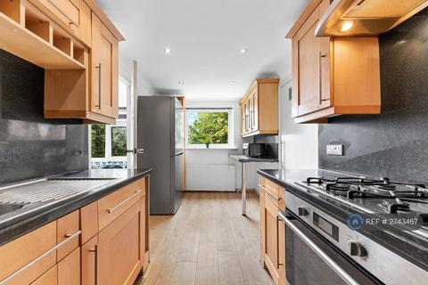 2 bedroom flat to rent, Rutland Place, Bushey, WD23