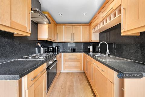 2 bedroom flat to rent, Rutland Place, Bushey, WD23