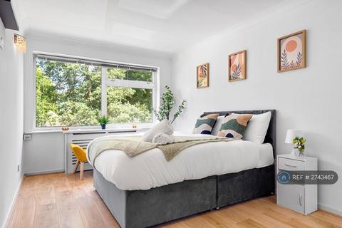 2 bedroom flat to rent, Rutland Place, Bushey, WD23