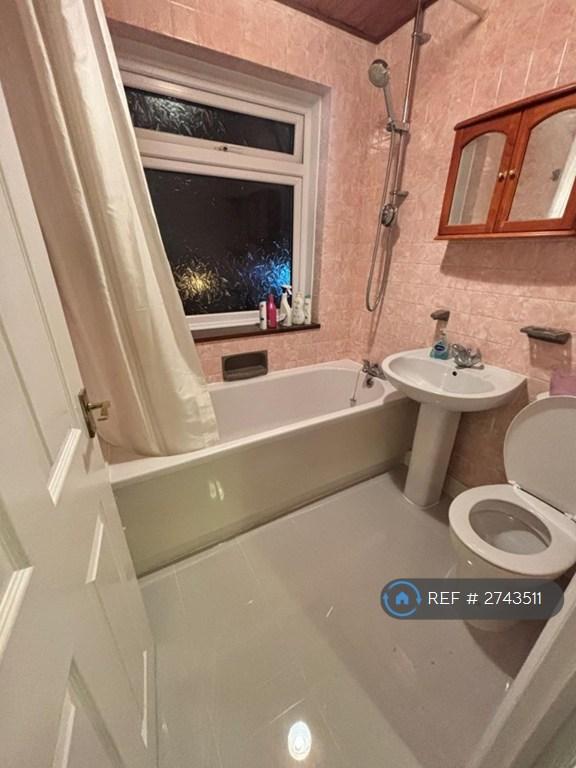 Upstairsfamilybathroom