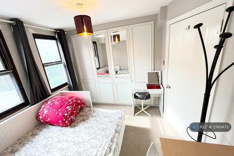 1 bedroom in a house share to rent, Henfield Road, London, SW19