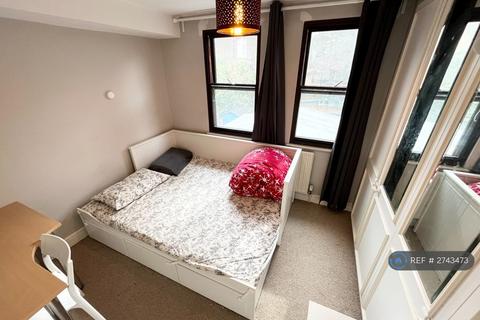 1 bedroom in a house share to rent, Henfield Road, London, SW19