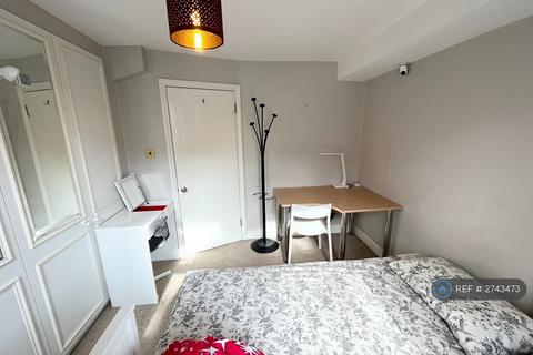 1 bedroom in a house share to rent, Henfield Road, London, SW19
