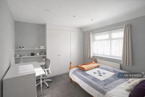 2 bedroom terraced house to rent, Becontree Avenue, Dagenham, RM8