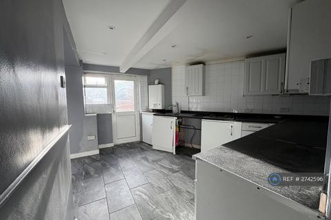 5 bedroom semi-detached house to rent, Manor Crescent, Brinsworth, Rotherham, S60