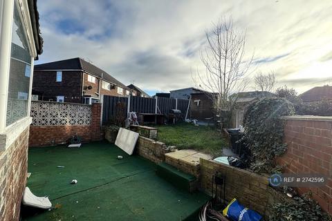 5 bedroom semi-detached house to rent, Manor Crescent, Brinsworth, Rotherham, S60